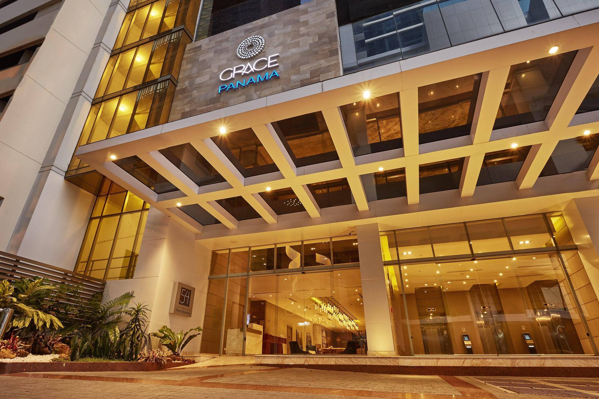 Global Hotel Panama Exterior foto Entrance of the hotel
